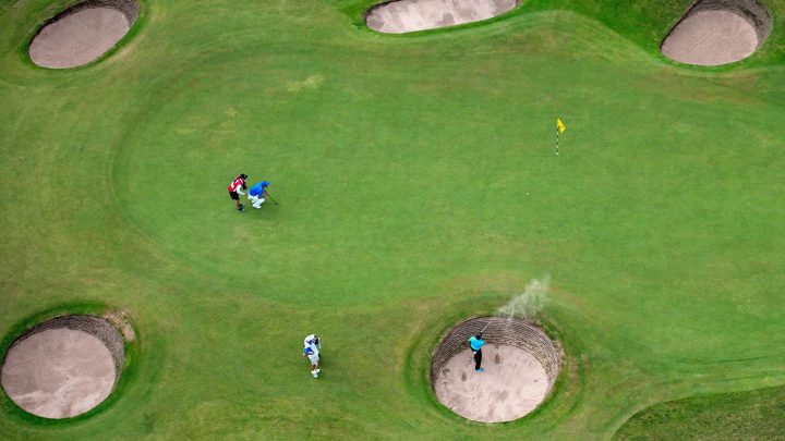 Die typischen tiefen Topfbunker sind meist nur mit Wedges mit 60 oder 64 Grad Loft zu meistern. Wenn man im Bunker steht und die Fahne gar nicht sieht, ist mit einem normalen Sand-Wedge (56 Grad) kein Blumentopf zu gewinnen.