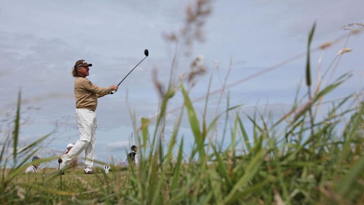 Bei Wind sollte man den Ball flach halten. Besonders, wenn es von vorne bläst. Und so geht’s: Ball weiter rechts platzieren, kürzerer Schwung mit halber Kraft – das ist der Schlüssel zum Erfolg.