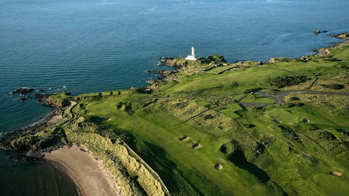 Leichter gesagt, als getan, aber Fakt ist: Wer da drin liegt, verliert fast immer einen Schlag. Für Rechtshänder sind die linken Fairway-Bunker besonders gefährlich, für Linkshänder die rechten. Warum? Liegt der Ball direkt an der vorderen Kante, sind nur Schläge in Richtung Rough möglich, was die Erfolgsaussichten zusätzlich schmälert.