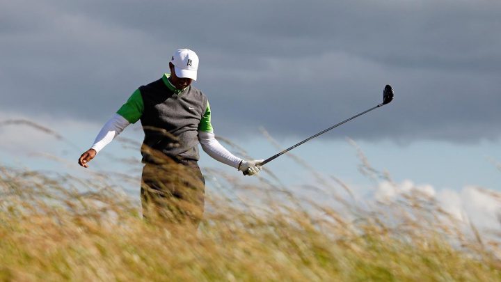 Wind, Regen und Kälte sind nahezu ständige Begleiter auf irischen und schottischen Links-Plätzen – auch im Sommer. Sie sollten also Regenanzug, Rollkragenpullover, Windshirt, Softshell-Jacke, Fäustlinge und eine warme Mütze auf jeden Fall mitnehmen und vor Ort dann – je nach Wetterlage – ins Bag packen. Ein Regenschirm ist bei starkem Wind völlig nutzlos.