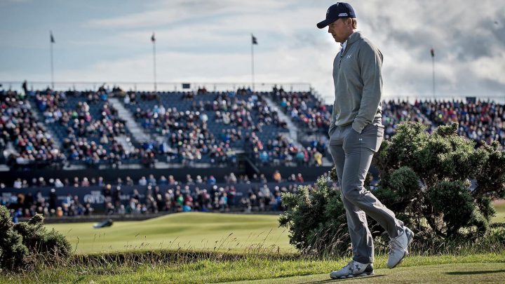 Auch wenn ein vermeintlich guter Schlag unglücklich verspringt und im Bunker landet oder am Grün vorbeikickt – nehmen Sie es gelassen. Sich darüber zu ärgern, bringt nichts. Es liegt in der Natur von Links-Golf, dass die Bälle aufgrund welliger Fairways und knallharter Grüns mitunter an Stellen liegen bleiben, die man eigentlich vermeiden wollte.