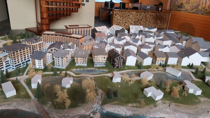 Neu und alt: Das Modell des gewaltigen Immobilienprojekts von Samih Sawiris nimmt immer mehr Realität an - schon vorhanden sind der hübsche Ortskern von Andermatt und der Golfplatz in Sedrun.