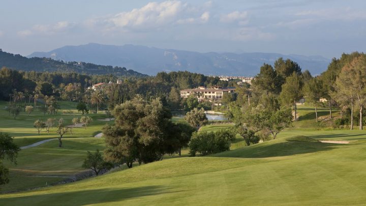 Golf Son Vida über die herausfordernde Schlussbahn direkt ans Hotel.