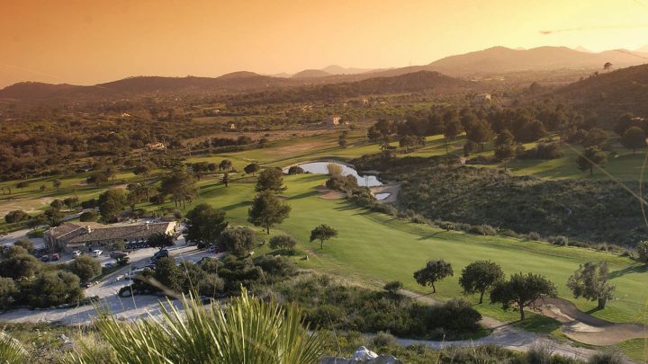 Die Golfanlage glänzt mit der wohl schönsten Clubhausterrasse Mallorcas.