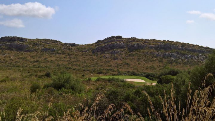 An Loch 15 (Par 3) liegt die Putt-Fläche wie eine grüne Insel in den Hügeln der Levante.