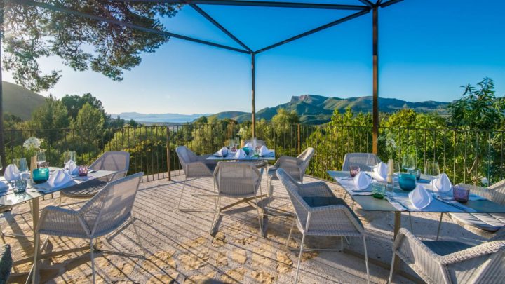 Das Bistro Badía lockt mit einer wunderschönen Panoramaterrasse.