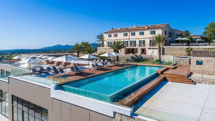 Carrossa Hotel Spa Villas Blick vom Pool auf das Herrenhaus