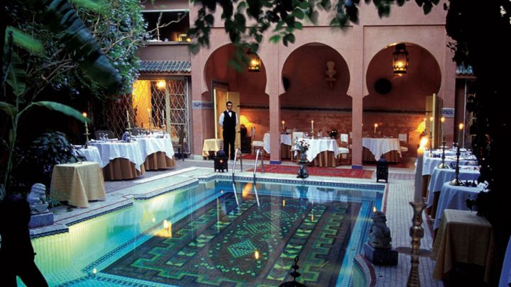 Marrakesch-Tipp Im Restaurant Dar Moha sind die Tische in einem alten Riad rund um den gefliesten Pool herum gruppiert