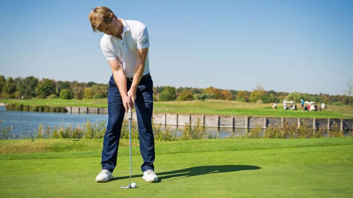 Golf-Putt: Ausrichtung und Haltung