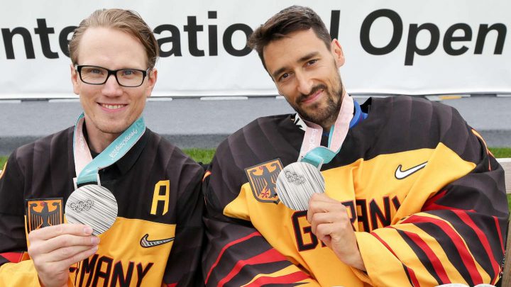 Großartige Sportler: Christian Ehrhoff und Dennis Endras – sie holten mit der DEB-Auswahl Silber bei den Olympischen Spielen in Korea