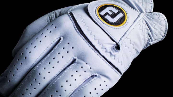 FootJoy »StaSof« Die unangefochtene Nummer eins hat mit dem neuen »StaSof« eine Duftmarke gesetzt. Der Handschuh aus Pittards-Leder, den auch Adam Scott trägt, passte sofort, er fühlte sich etwas robust und dennoch weich und angenehm an. Die Verarbeitung ist – wie sollte es auch anders bei FootJoy sein – hochwertig. Der Mesh-Einsatz auf Höhe der Knöchel fördert die Flexibilität. Auffällig waren die Atmungslöcher an der Außenseite und an den vier Fingern der Innenseite. Haltbarkeit und Grip überzeugten auch bei längeren Einsätzen. Sogar unter Stressbedingungen waren lange keine Spuren sichtbar, zudem behielt der Handschuh seine genaue Passform. Preis: 30 Euro