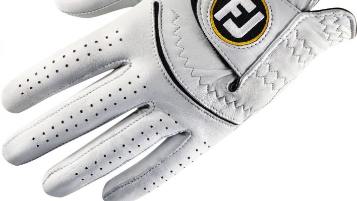 Footjoy StaSof Die 13. Generation dieses Cabretta-Ledermodells soll durch zahlreiche Eigenschaften den Grip zum Schläger optimieren. So verbessere die Kombination von strategisch platzierten Perforationen mit dem nur mit einer Naht integrierten "PowerNet"-Mesh-Einsatz im Bereich der Fingerknöchel die Passform. Preis: 29,90 Euro