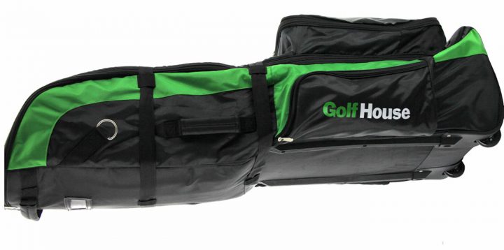 Golf House »Travelcover« Die geräumige Reisetasche biete Platz für ein Cart- bzw. Stand-Bag oder zwei kleine Pencil-Bags. In den seitlich und frontseitig angebrachten Außentaschen ist zusätzlicher Stauraum für Schuhe, Regenanzug, etc. Spannriemen innen und außen halten Bag und Schläger sicher fest. Dank leichtgängiger Rollen lässt es sich problemlos ziehen. Erhältlich in Schwarz/Grün oder Schwarz/Weiß. Preis: 149,95 Euro