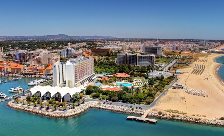 Am Wasser gebaut Das Hotel Tivoli Marina liegt direkt am Meer