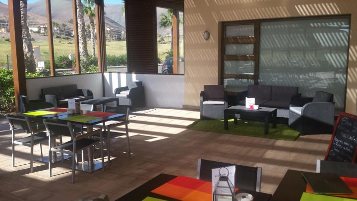 Die Cafeteria im modernen Clubhaus-Kubus ist zwar schlicht, aber sehr entspannt.