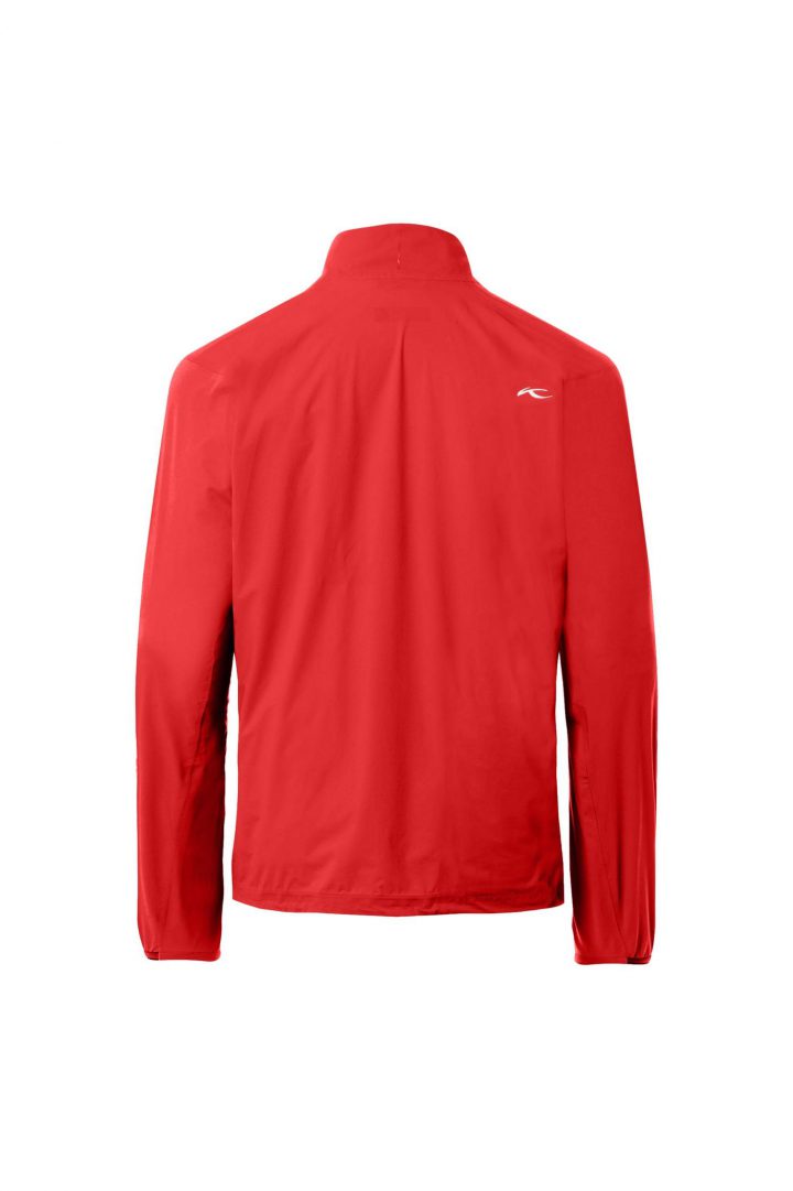 »Men Dexter 2.5L Half-Zip«: Das Kjus-Leichtgewicht aus 100 Prozent Polyamid ist der ultimative Schutz vor Regen (Wasserdichtigkeit 20.000 mm). Besonders auffallend dabei: Das Teil wiegt weniger als drei Golfbälle, ist extrem elastisch, zudem atmungsaktiv und absolut wasserdicht. Farben: sieben verschiedene Optionen Preis: 289 Euro