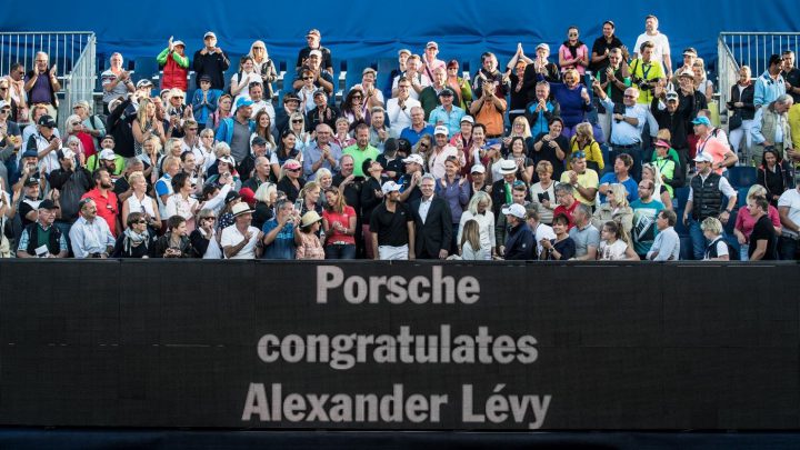 Gruppenbild mit Sieger Alexander Levy erhielt nicht nur Glückwünsche des Titelsponsors, sondern auch einen gut dotierten Scheck