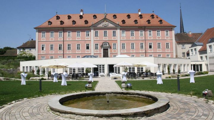 Lindner Hotel Schloss Reichmannsdorf Auf der Terrasse diniert man vor dem stilvollen Prachtbau als Kulisse.