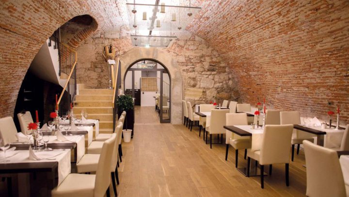 Gourmet-Gewölbe Das Restaurant und die Bar wurden gekonnt in das 200 Jahre alte Schloss eingefügt.