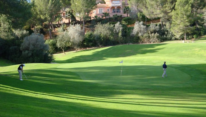 Das 15. Grün ist eingerahmt von Bäumen und Bauten, ein Bild, das die Golfer über nahezu jede Bahn begleitet.