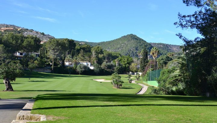 Abschlag am ältesten Platz der Insel Golf Son Vida. Der Kurs führt über charakteristische und stimmungsvolle Bahnen