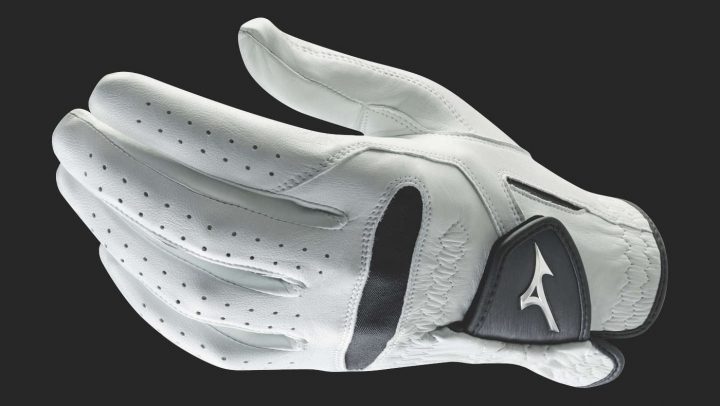 Mizuno »Pro Golf Glove« Handschuhe von Mizuno, so zumindest meine Erfahrung, halten wirklich gut – und das gilt auch für das Spitzenmodell »Pro Golf Glove« aus Cabretta-Leder. Mit keinem meiner Testmodelle habe ich mehr Bälle geschlagen, und keines hielt dermaßen gut durch. Auch nach richtig vielen Schlägen waren die Abriebspuren sehr überschaubar, das war richtig stark. Auch an der Passform des Modells, das an den Knöcheln über ein Strech-Element verfügt, gab‘s nichts zu kritisieren. Nur einen Tick weicher dürfte das Gefühl sein, dann wäre dieser Handschuh wirklich ideal. Preis: 24 Euro