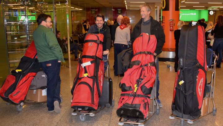 Voll bepackt und sehr schwer: So sieht das aus, wenn das GJ-Team zum jährlichen, großen Schlägertest unterwegs ist. Für die Travel-Cover sind unsere Reisen ein wirklicher Härtetest.