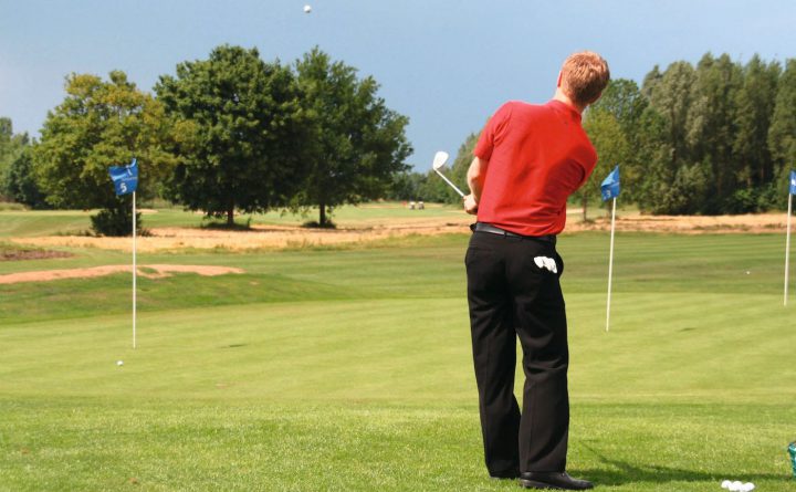 Fahne kurz: Steckt die Fahne kurz im Grün, also nah am Grünrand, dann sollten Sie einen Schläger mit viel Loft (Gap- oder Sand-Wedge) verwenden, um den Ball möglichst schnell stoppen zu lassen. Der Ball liegt in der Ansprechposition mittig, und Sie können die Schlagfläche leicht aufdrehen. Das erhöht den Loft ein wenig und lässt den Ball höher fliegen.