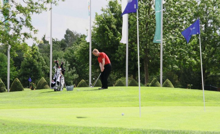 Fahne lang: Sollte viel Platz zwischen Grünrand und Fahne sein, dann kann ein ein Pitching-Wedge oder Eisen sinnvoll sein. Ist das Grün sehr groß und die Fahne weit weg, empfiehlt sich auch ein Schläger mit noch weniger Loft. Spielen Sie den Ball mit der Standard-Chip-Technik. Bei flachen Bällen ist die Bewegung deutlich kleiner und die Trefferqualität besser als bei hoch gespielten Bällen.