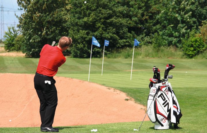 Fahne lang, über den Bunker: Obwohl die meisten Golfer Schweißperlen auf der Stirn bekommen, ist ist ein Schlag über einen Bunker auf eine lang gesteckte Fahne relativ simpel. Versuchen Sie, den Ball so zu spielen, dass er hinter der Fahne ausrollt. So stellen Sie sicher, dass der Ball genügend Speed hat, auch wenn Sie ihn nicht perfekt treffen. Verwenden Sie ein Pitching- oder Sand-Wedge, und lassen den Ball auf jeden Fall so hoch steigen, dass er locker über den Bunker fliegt und nicht mehr weit zur Fahne rollen muss. Wichtig ist, dass Sie sich auf den Schlag und nicht den Bunker konzentrieren.