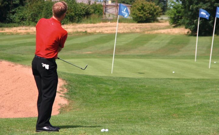 Fahne lang, ohne Hindernis: So ist der Schlag selbstredend einfacher. Greifen Sie zum Pitching-Wedge oder Eisen 9 und suchen Sie sich einen Landepunkt, von dem der Ball zur Fahne rollen soll. Auch hier gilt: Je länger der Ball rollt, desto leichter ist er zu kontrollieren.