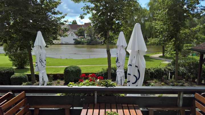 Golfclub Schloss Reichmannsdorf Auf der idyllischen Clubhausterrasse würde man an einem sonnigen Tag am liebsten einfach gleich sitzenbleiben.