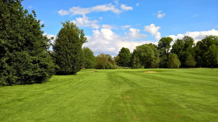 Strammes Ding Loch 8, ein Par 5, misst von Gelb satte 586 Meter – doch immerhin gibt's einen erhöhten Abschlag.