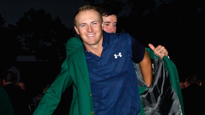 Green Jacket Dass Rory McIlroy, der entthronte Masters-Champion, Jordan Spieth bei der Anprobe des Sieger-Jackets hilft, ist ein Bild mit Symbolcharakter. Die beiden Jungstars werden sich von den kommenden Jahren noch öfter gegenseitig in den Ärmel helfen