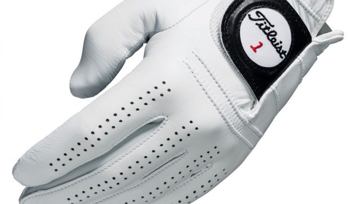 Titleist Players Glove Seit langem gehört dieses Modell zu den Favoriten der Pros. Das äthiopische Cabretta-Leder biete eine überragende Widerstandsfähigkeit gegen Wasser und Schweiß. Die Führung der Naht ist so angelegt, dass keine den Griff stört. Die Verstärkung an Manschette und Daumen sorge für eine hohe Zug- und Reißfestigkeit. Für Damen und Herren. Preis: 29 Euro