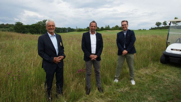 Blühpakt-Allianz: BGV-Präsident Malte Uhlig, Umweltminister Thorsten Glauber, und Bernd Dürrbeck (Präsident GC Herzogenaurach), v.l.
