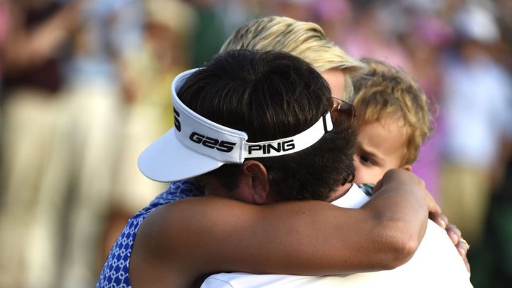 Familienbande Watson wird nach seinem zweiten Masters-Sieg 2014 von seiner Frau am 18. Grün geherzt
