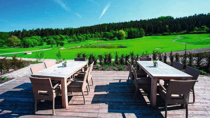 Spektakulär: Die Terrasse der rustikal-eleganten "GolfHütte" liegt gleich neben dem 18. Grün des Feininger-Course