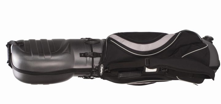 Bag Boy »Hybrid TC« Unkompliziert und einfach wird die Flugreise laut Hersteller mit dem »Hybrid TC«, denn es vereinigt Bag und Travel-Cover in einem. Obwohl kompakt in seinen Abmessungen, bietet es Platz für einen kompletten Satz. Die durchgehende fünffache Unterteilung sorgt für Ordnung der Schläger. Die PVC-Hartschale ist im Kopfbereich innen zusätzlich gepolstert. Zwei Taschenfächer in Übergröße bieten ausreichend Stauraum. Auch als etwas größere »Pivot Grip«-Variante erhältlich. Preis: 219,90 Euro (»Pivot Grip« 269,90 Euro)
