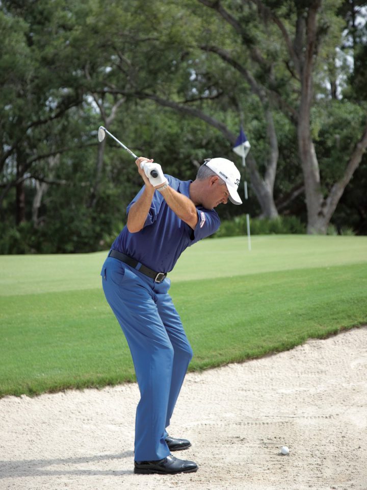 Bild 1: Ist der Sand hart, hat der Bounce des Sand-Wedge keine Chance,  seine Vorteile auszuspielen. Daher empfehle ich bei solchen Lagen, das Schlägerblatt gerade zum Ziel zu richten. So kann sich die vordere Kante der Sohle (Leading-Edge) im Treffmoment besser in den Sand eingraben. Achten Sie auf einen etwas steileren Rückschwung!