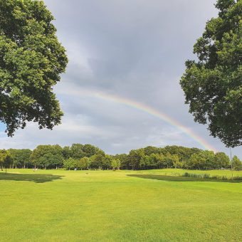 In Ausgabe #1 2021 des Golf Club Magazin präsentieren sich viele Partnerclubs in den schönsten Farben – wie hier der Oldenburgische GC.