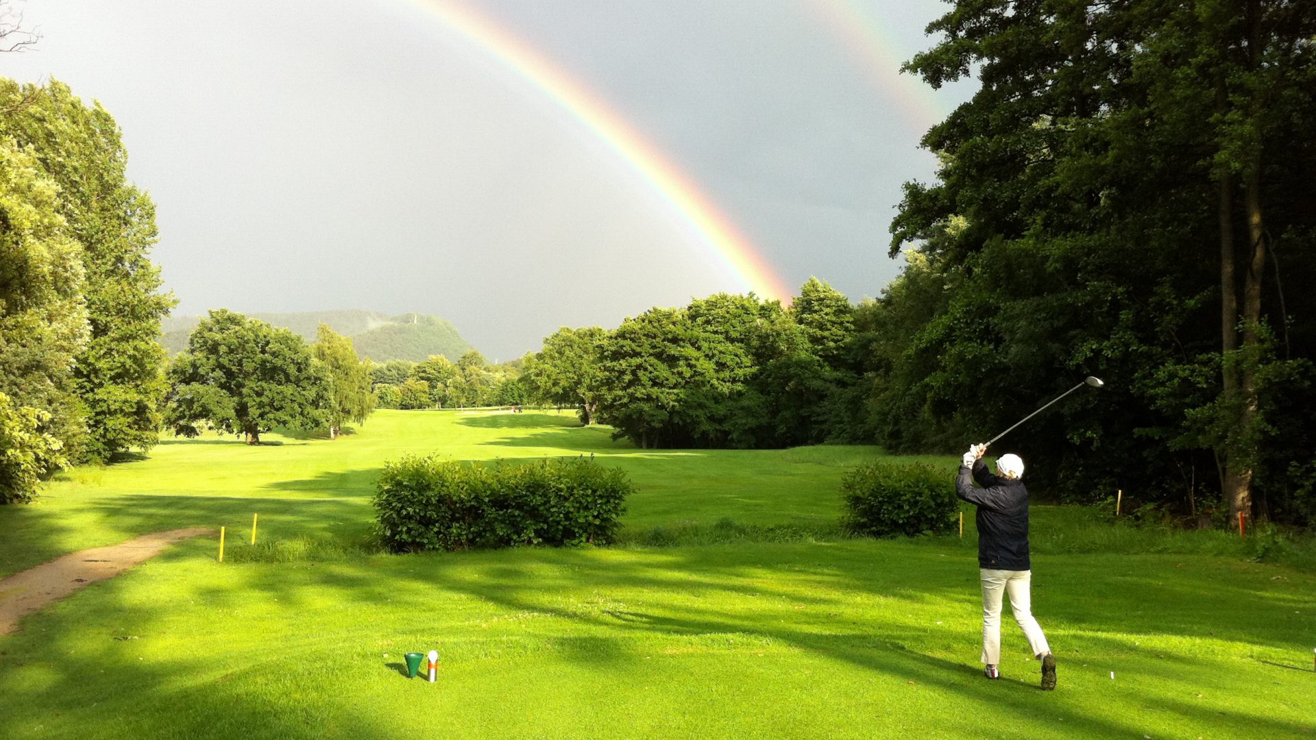 Dieses schöne Foto ziert den Titel der Regionalausgabe golf Club Magazin #2 GVNB. Bahn 14 des GC Harz mit Blick auf den Burgberg