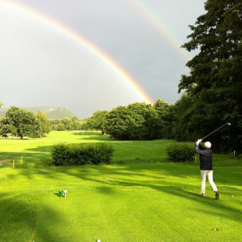 Dieses schöne Foto ziert den Titel der Regionalausgabe golf Club Magazin #2 GVNB. Bahn 14 des GC Harz mit Blick auf den Burgberg