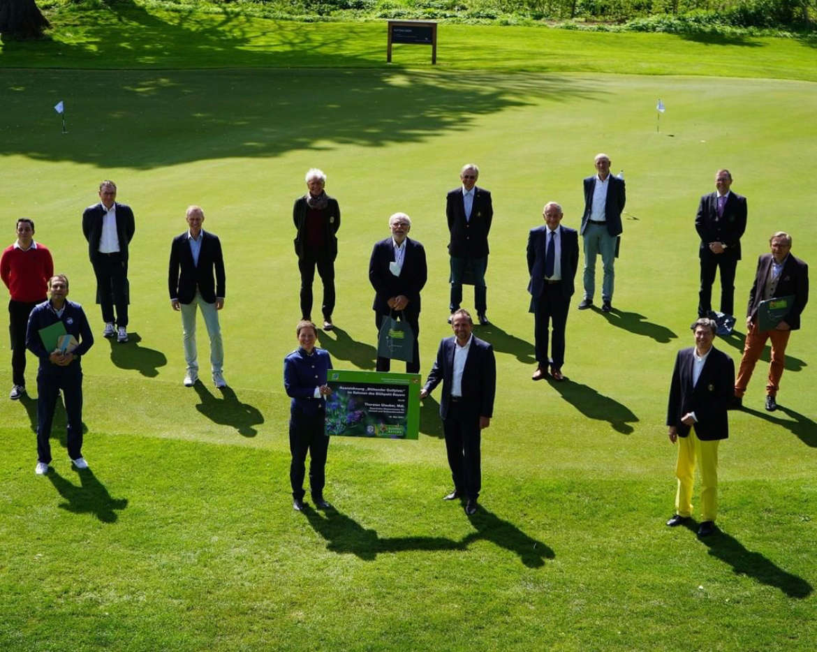 Am 18. Mai wurden im Rahmen des Blühpakts Bayern die ersten zehn bayerischen Golfanlagen vom Staatsminister für Umwelt und Verbraucherschutz, Thorsten Glauber mit dem Staatssiegel ‘Blühender Golfplatz’ ausgezeichnet.