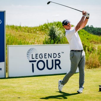 Thomas Gögele liegt ganz offensichtlich WINSTONlinks. Bei der WINSTONgolf Senior Open steht er als geteilter Führender an der Spitze des Leaderboards.