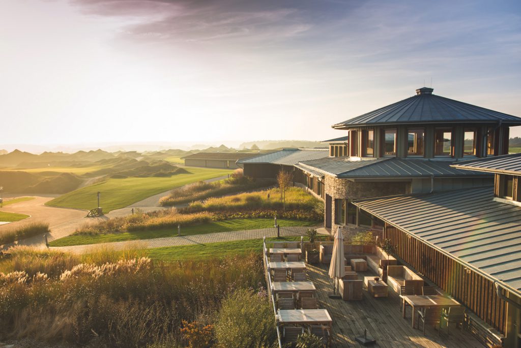 Das imposante Clubhaus von WINSTONgolf auf dem die WINSTONgolf Senior Open 2021 als Invitational mit 20 Top-Spielern der Legens Tour ausgetragen werden.