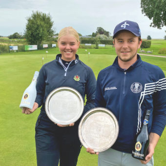 Die neuen GVSH-Meister 2021: Julia Bäumken (GC altenhof) und Jonah Lawrenz (Förde GC Glücksburg).