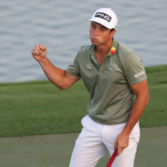 DUBAI, UNITED ARAB EMIRATES - JANUARY 30: Viktor Hovland of Norway celebrates winning on the 18th hole during the playoff against Richard Bland of England during day four of the Slync.io Dubai Desert Classic at Emirates Golf Club on January 30, 2022 in Dubai, United Arab Emirates - tour news (Photo by Luke Walker/Getty Images)