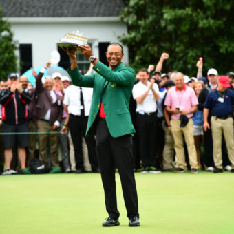 Tiger Woods bei der Übergabe des Masters Pokal 2019