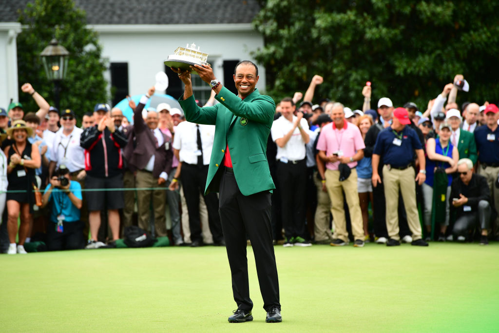 Tiger Woods bei der Übergabe des Masters Pokal 2019